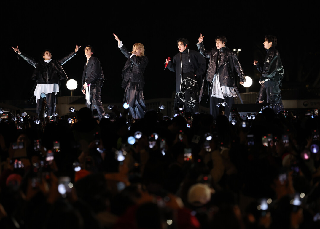 BTS의 열정적인 광화문 컴백 무대