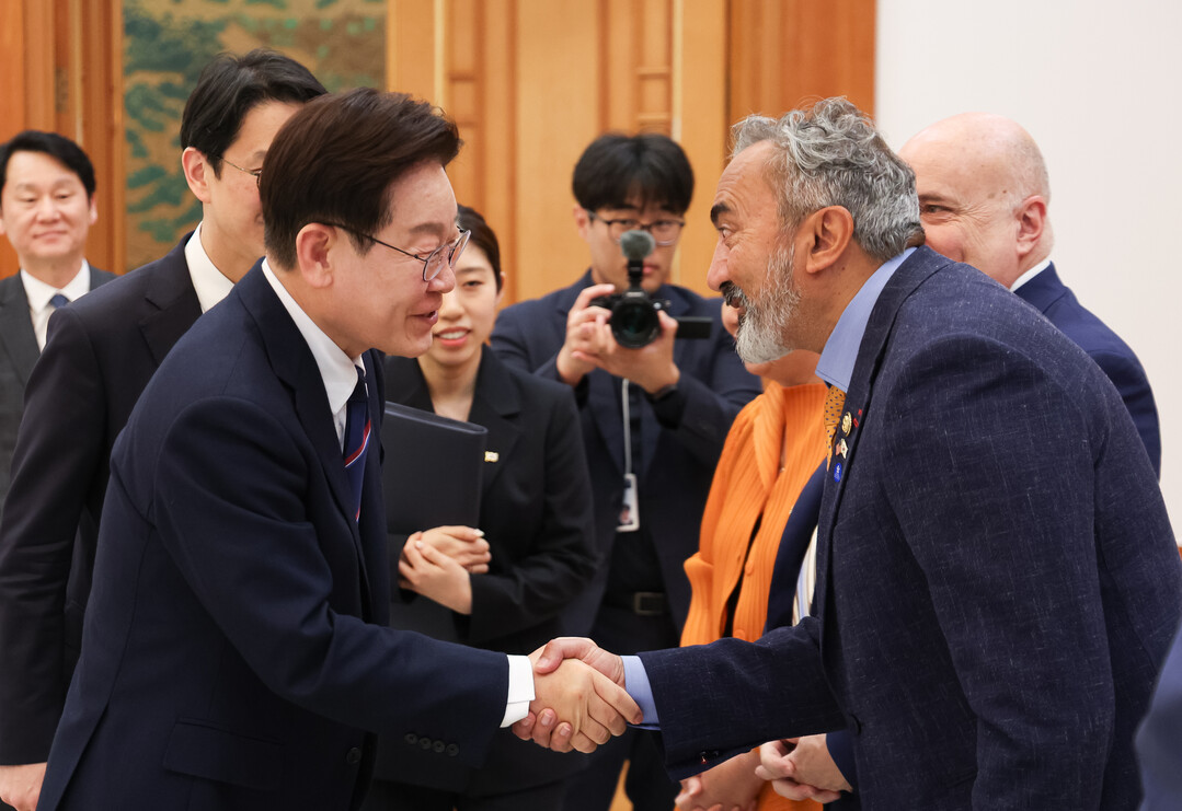 아미 베라 의원과 악수하는 이재명 대...